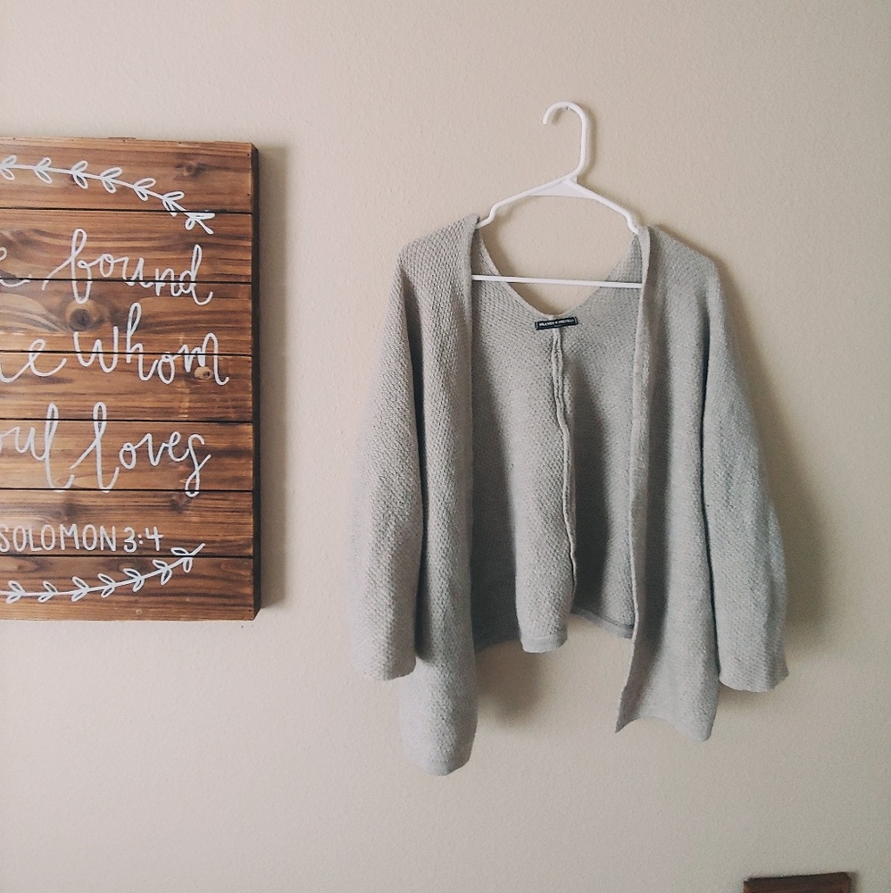 Brandy Melville Grey knit cardigan